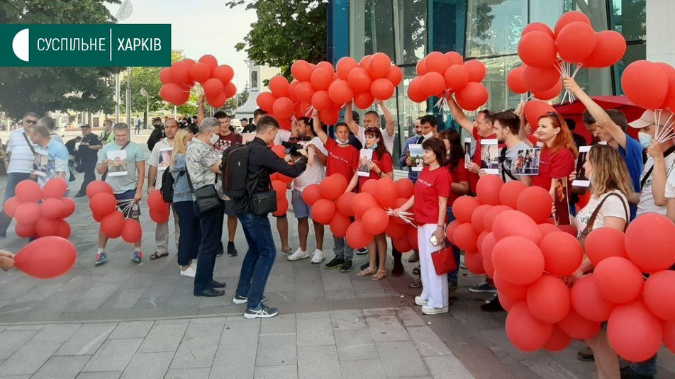 Участников акции в центре Харькова забросали яйцами (фото)