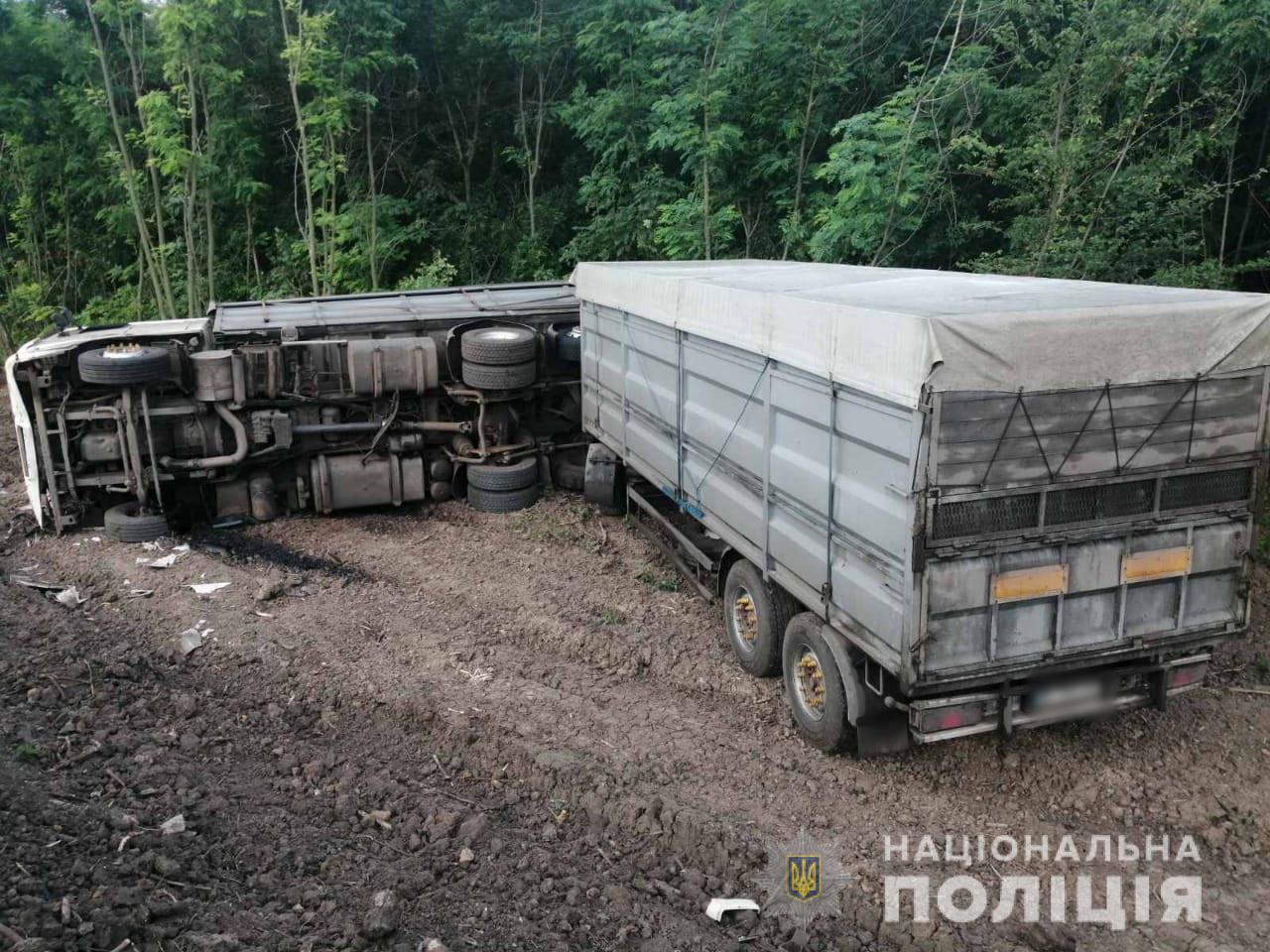 В Змиевском районе перевернулась фура: водитель сбежал