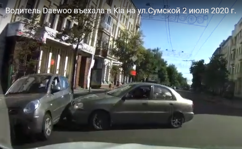 В Сети появилось видео тройного ДТП на Сумской