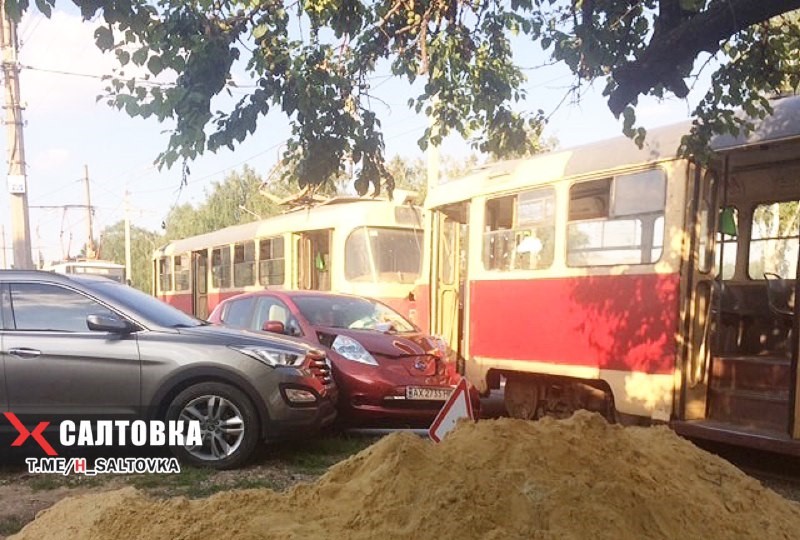 В Сети появилось видео столкновения трамвая и машины на Шевченко