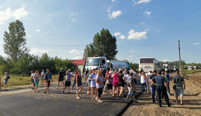 Под Харьковом протестующие перекрыли трассу (фото)