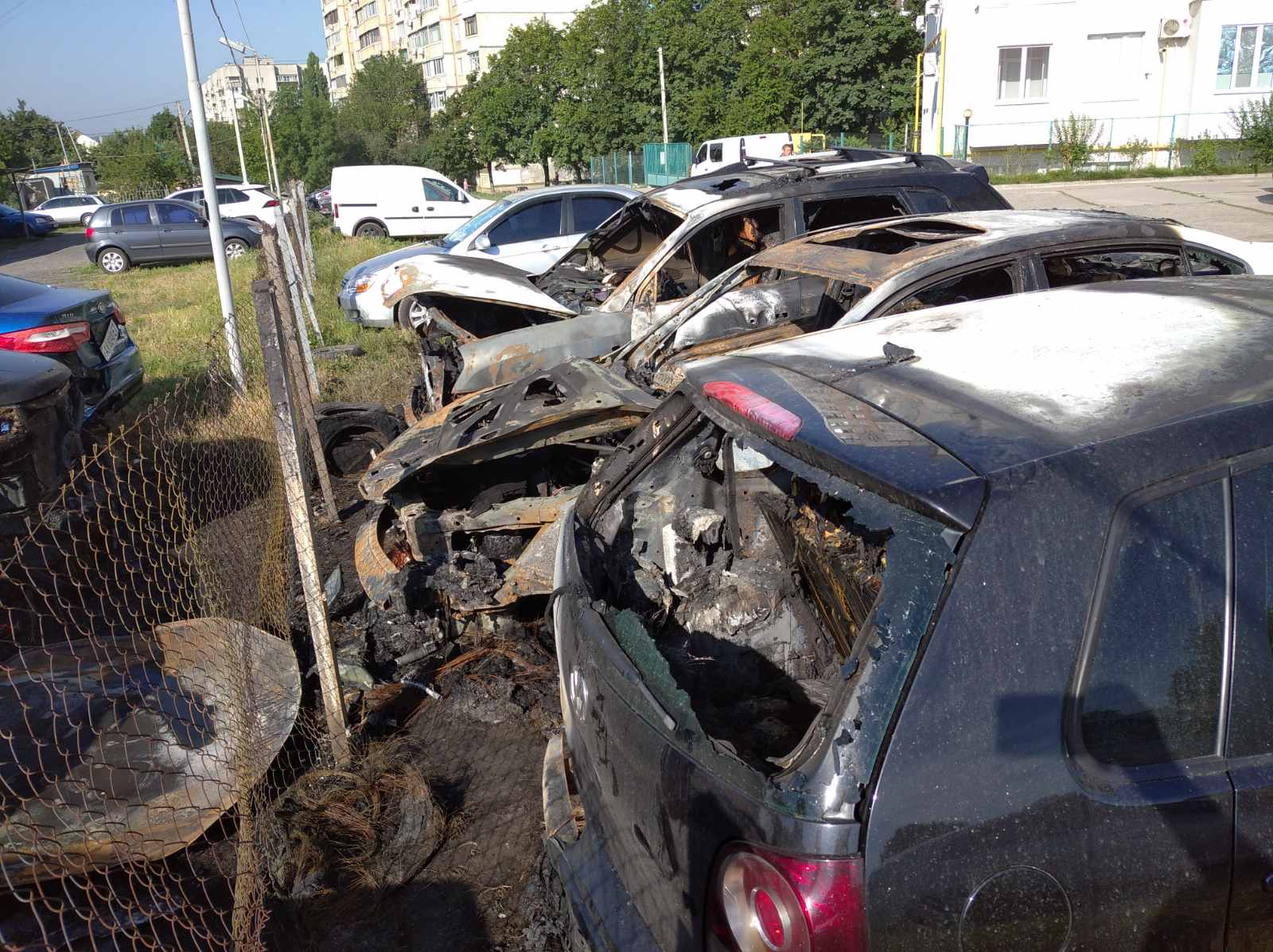 В Харькове - пожар на парковке: сгорело несколько машин (фото)