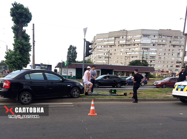 На Салтовке машина снесла светофор (фото)