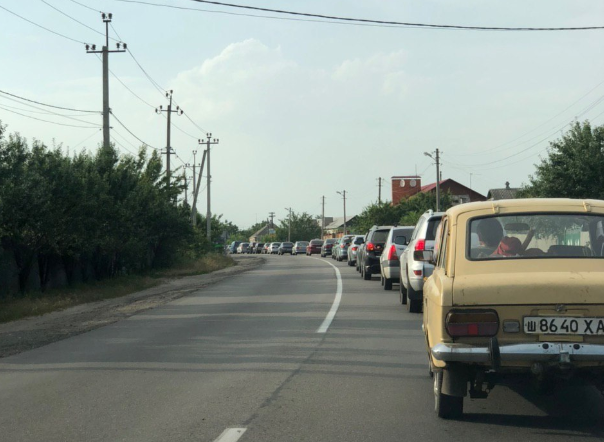 На въезде в Харьков - многокилометровые пробки (фото)
