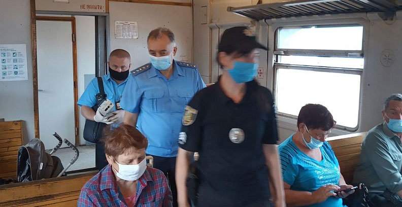 Пассажиры без масок: в Дергачах остановили электричку