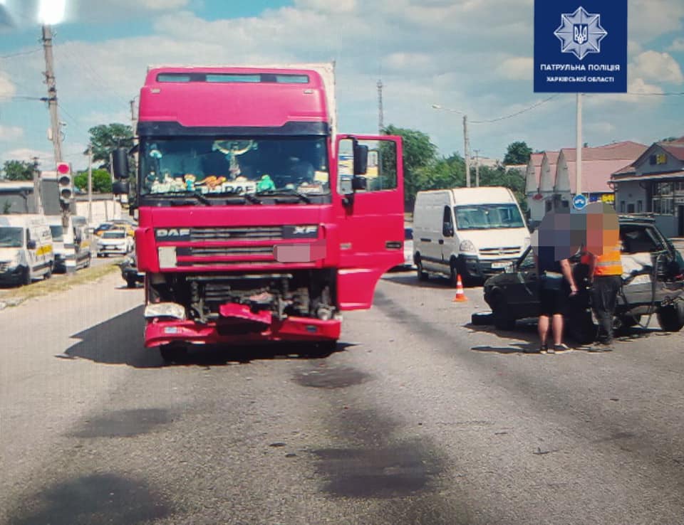 В Песочине фура смяла "девятку" (фото, видео)