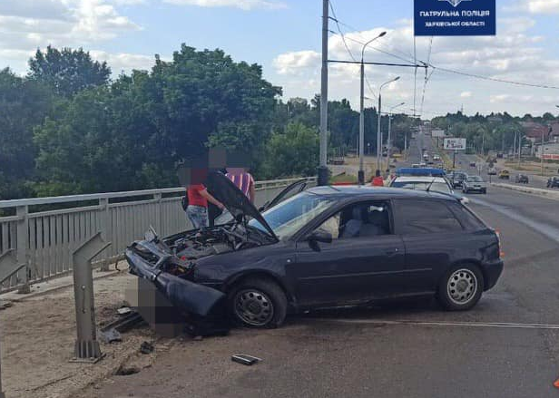На мосту в Харькове машина влетела в отбойник (фото)