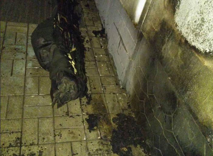 В Харькове во двор дома бросили бутылку с зажигательной смесью. Дом загорелся