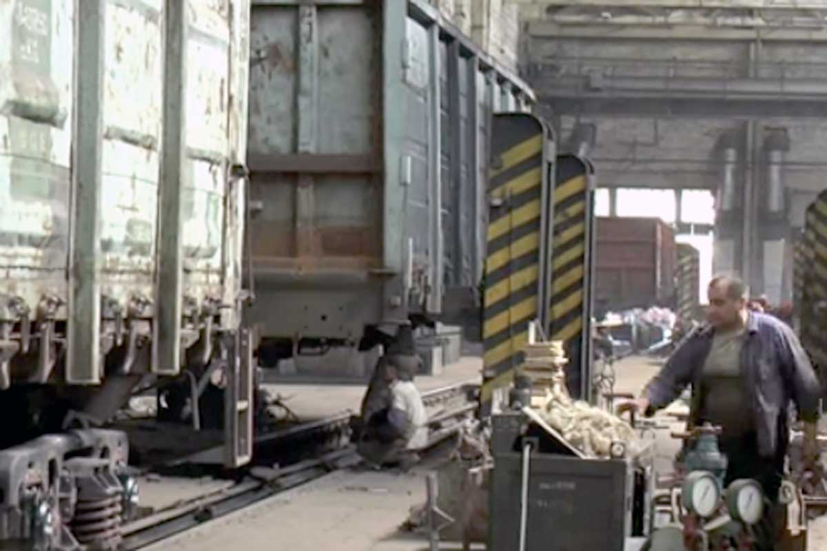 В Лозовой рабочие готовы перекрыть железную дорогу
