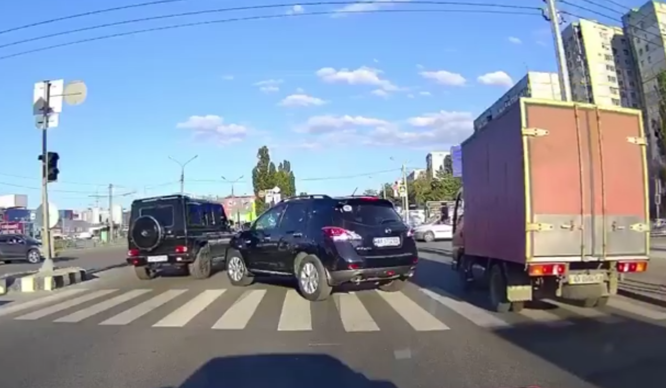 Из правого ряда - налево, из левого - направо: харьковчане возмущены поведением водителей (видео)