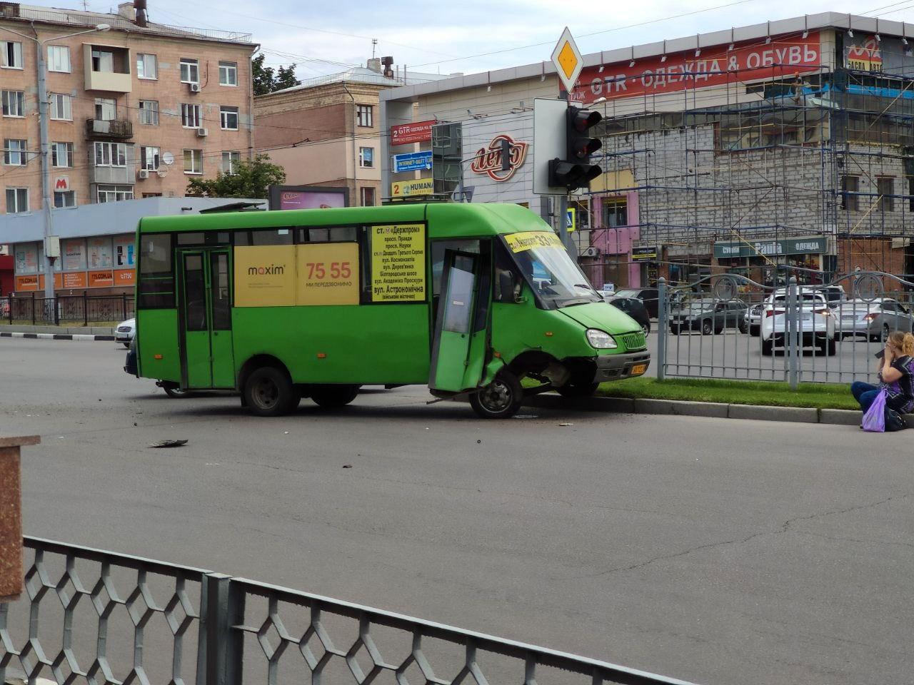 На проспекте Науки - тройное ДТП с маршруткой (фото)