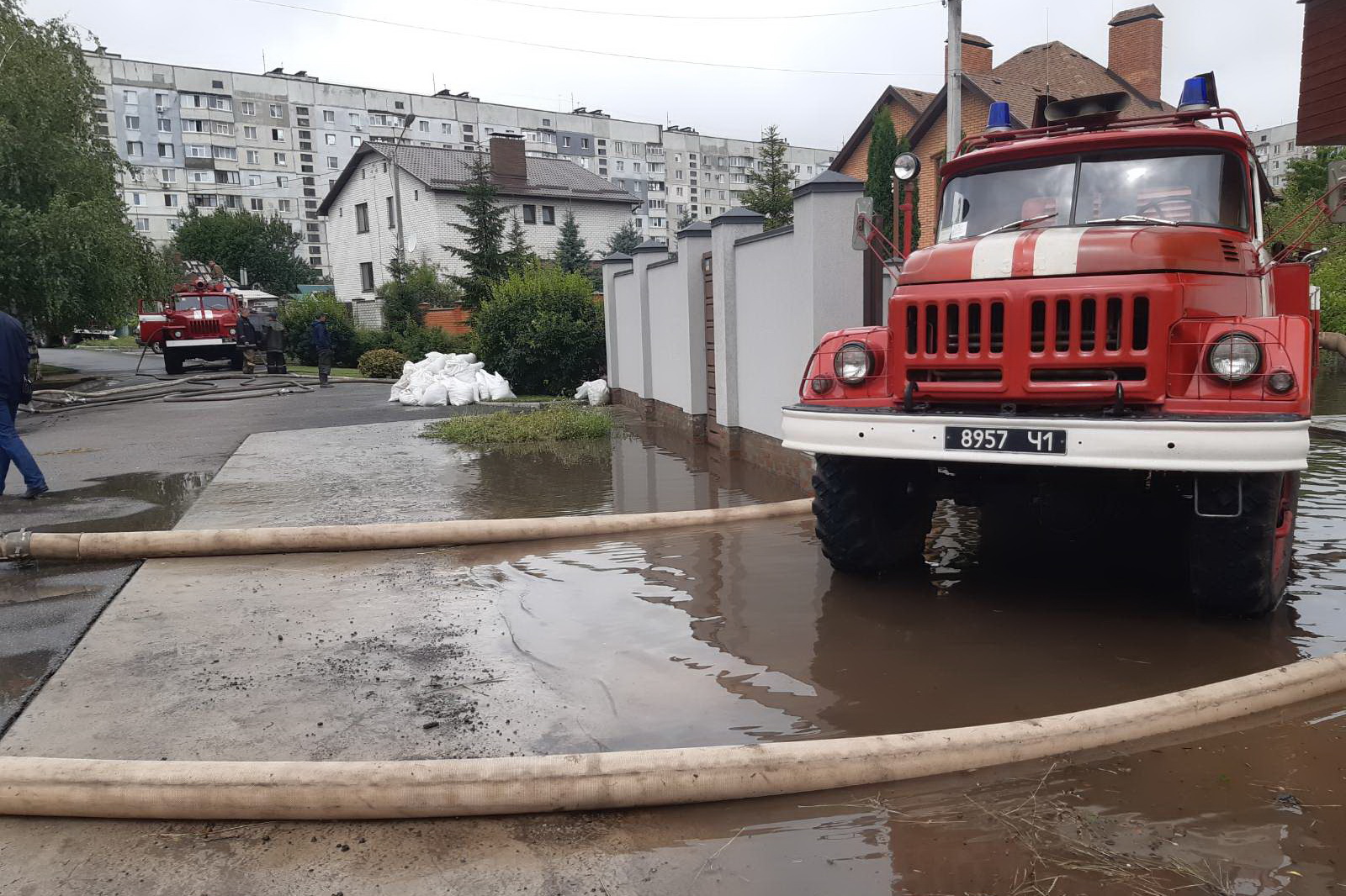 В Харькове спасатели откачивают воду из домов (фото)