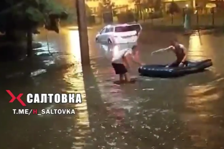 Потоп в Харькове: люди плавают по улицам на лодках (видео)