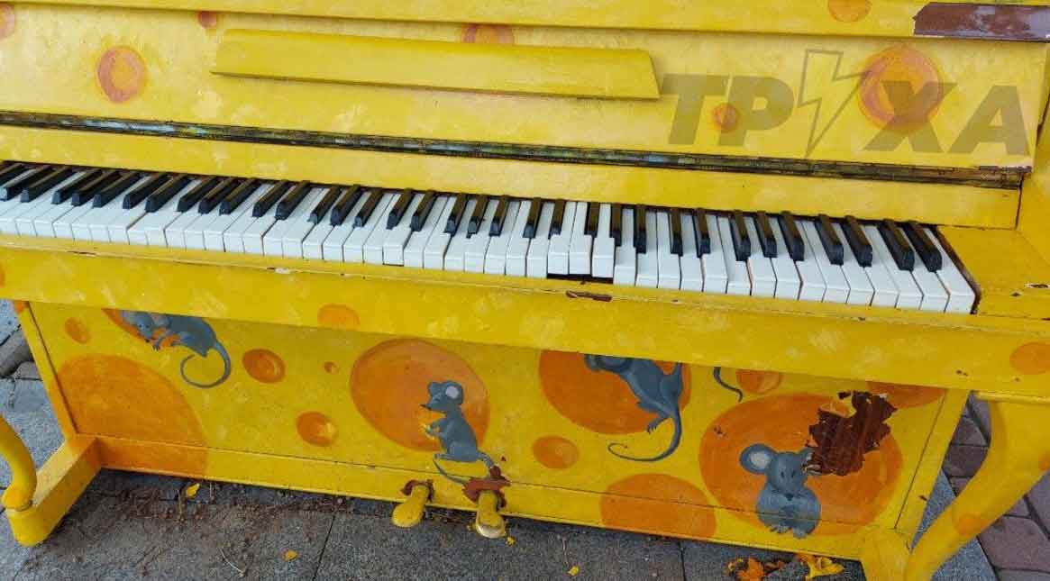 Вандалы сломали пианино на 23 Августа