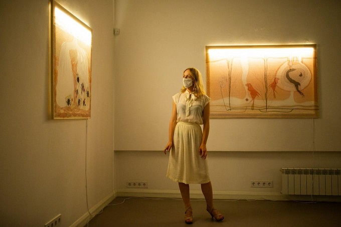 "Нейлоновая" выставка Nude: в Харьковской муниципальной галерее выключили свет