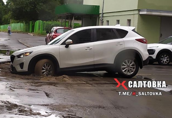 В Харькове машина провалилась в яму (фото)