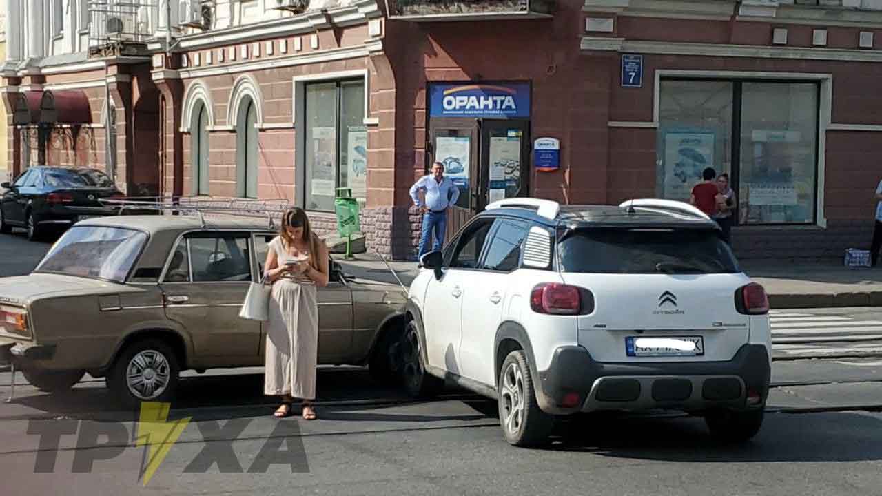 На Полтавском Шляхе - ДТП, трамваи стоят