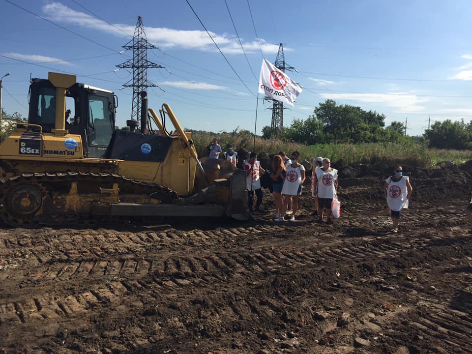 Противники дороги через "Барабашово" стали на пути бульдозеров и разбили палатки (фото)