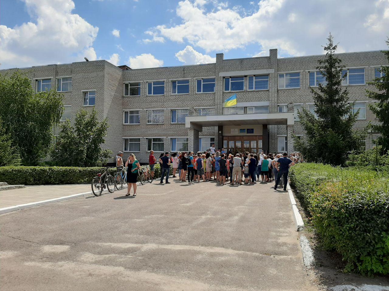 В Печенегах проходит акция против закрытия школы (фото, видео)