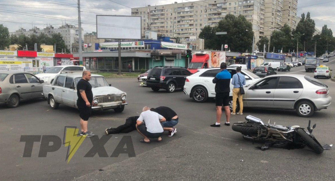 На Салтовке легковушка сбила мотоциклиста