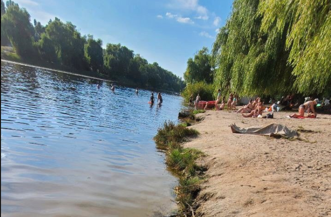 На пляже на Алексеевке целый день пролежал труп (фото, видео)