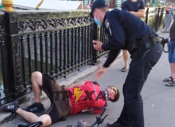 В центре мужчина кидался с ножом на прохожих (фото, видео)