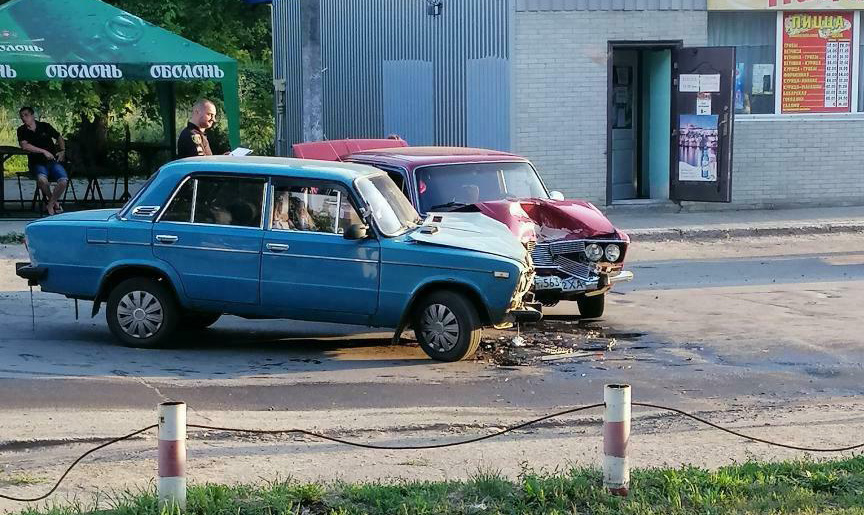 В Первомайском столкнулись две легковушки (фото)