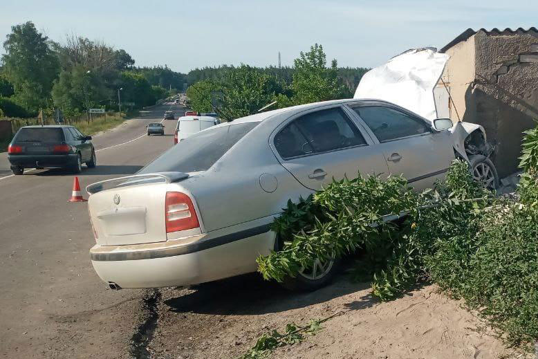 Под Змиевом Skoda врезалась в здание (фото)