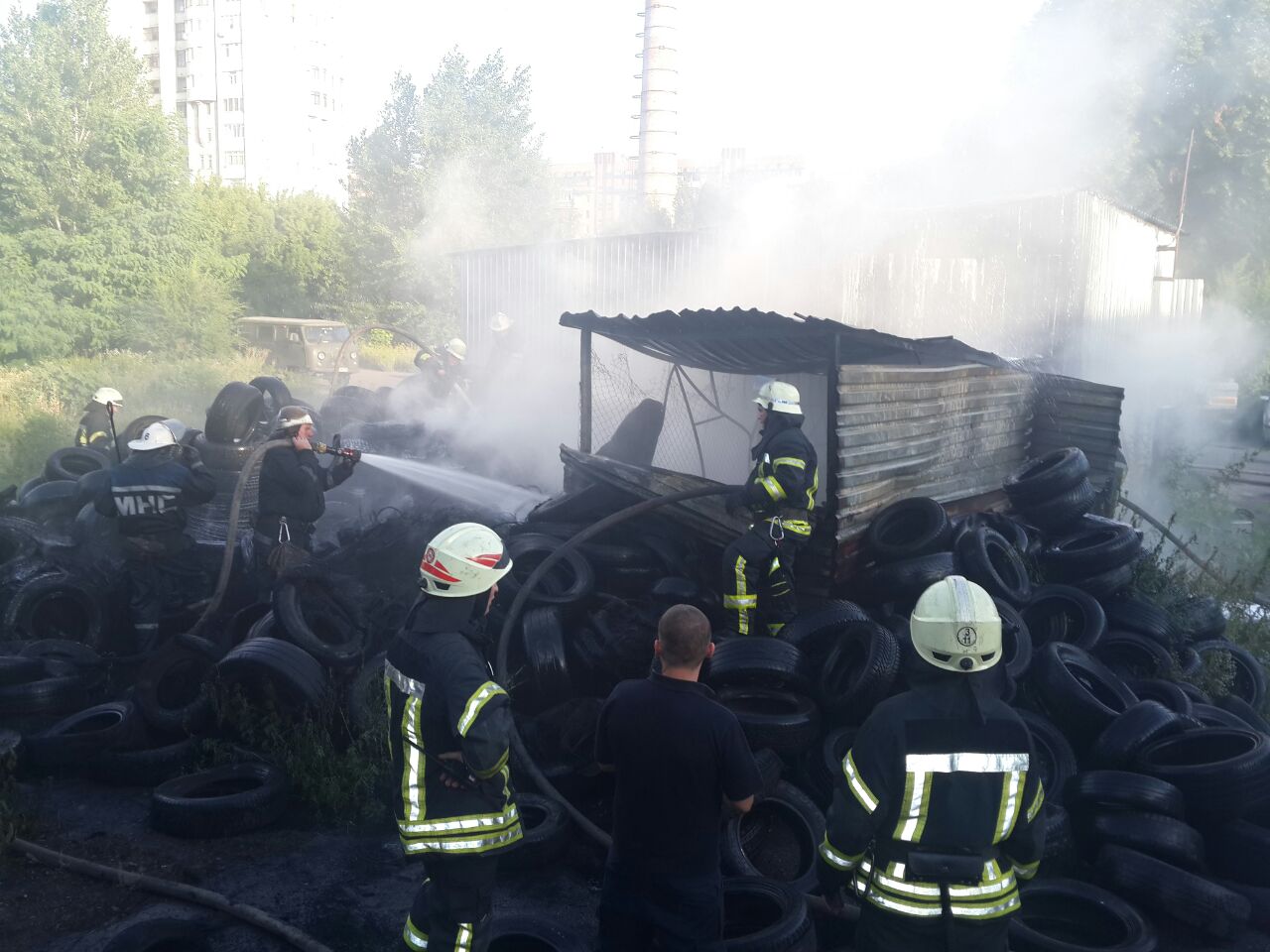 В районе вокзала горел склад: подробности (фото)