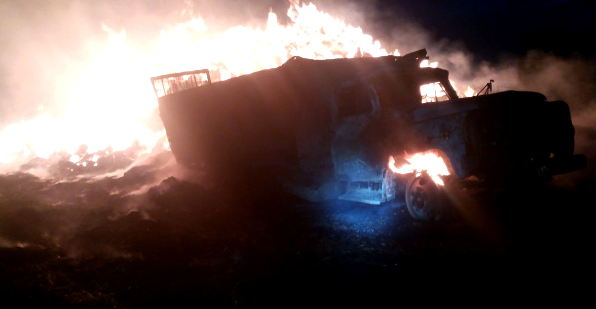 Под Харьковом сгорел грузовик с соломой (фото)