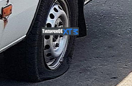 На "Барабашово" маршруткам порезали колеса (фото, видео)