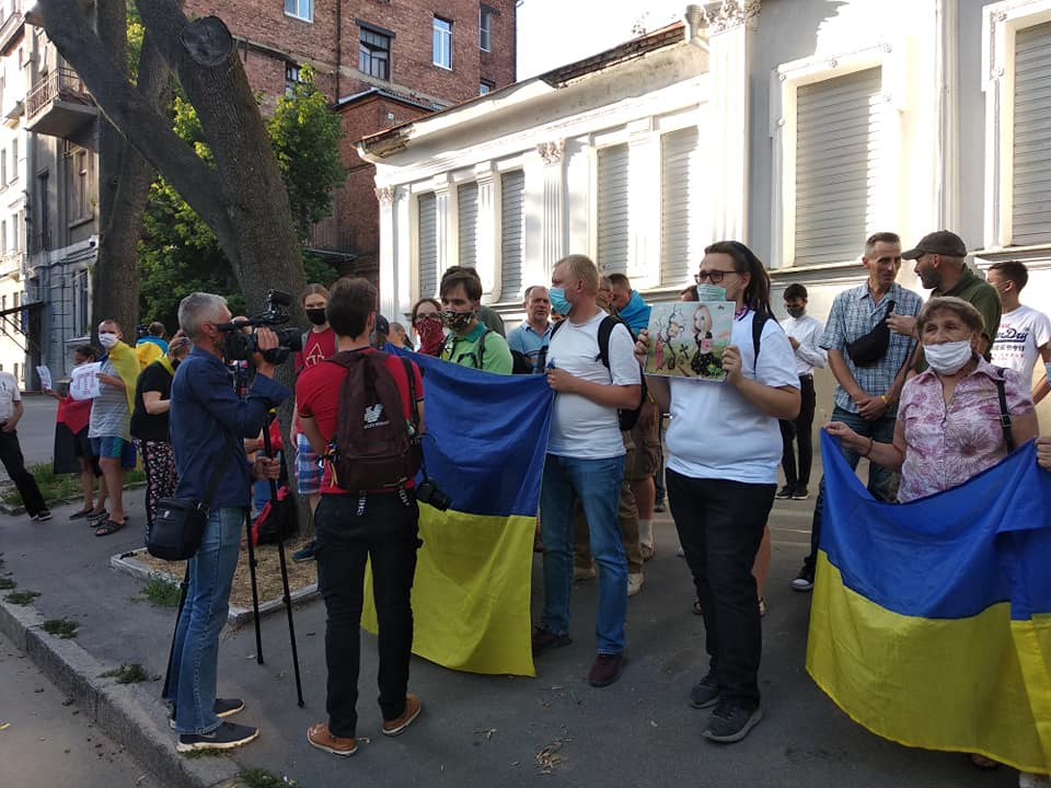 Возле российского консульства в Харькове прошла акция