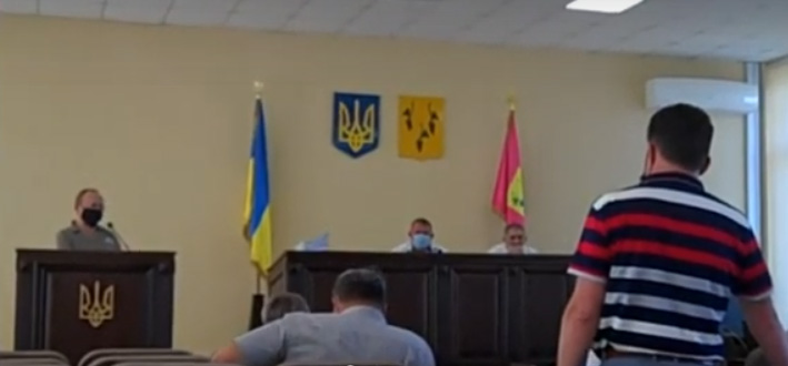 Мэр Изюма обвинил местного депутата в неуплате коммуналки (видео)