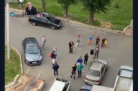 В Харьковском дворе устроили танцы под саксофон (Видео)