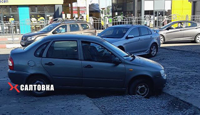 На Салтовке легковушка застряла в щебенке