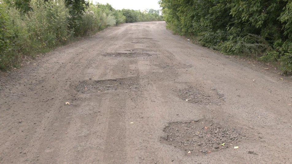 Ямы в 30 см: как выглядит дорога между Валками и Богодуховом (видео)