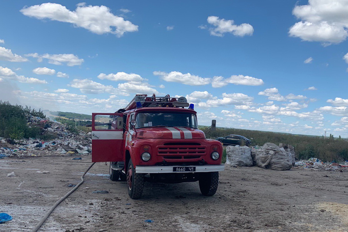 В Новой Водолаге военная техника тушила масштабный пожар