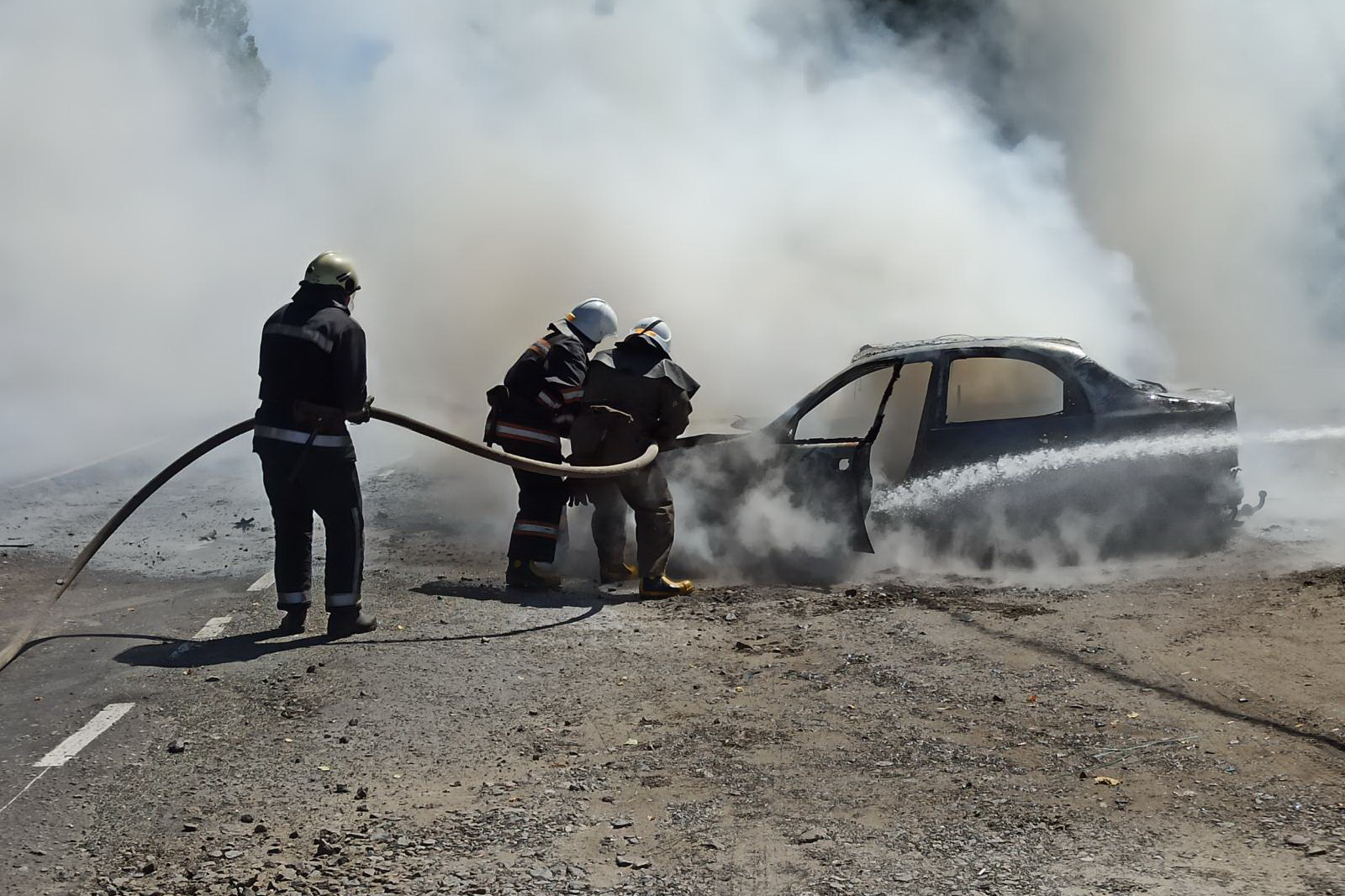 Под Харьковом огонь уничтожил машину (фото)