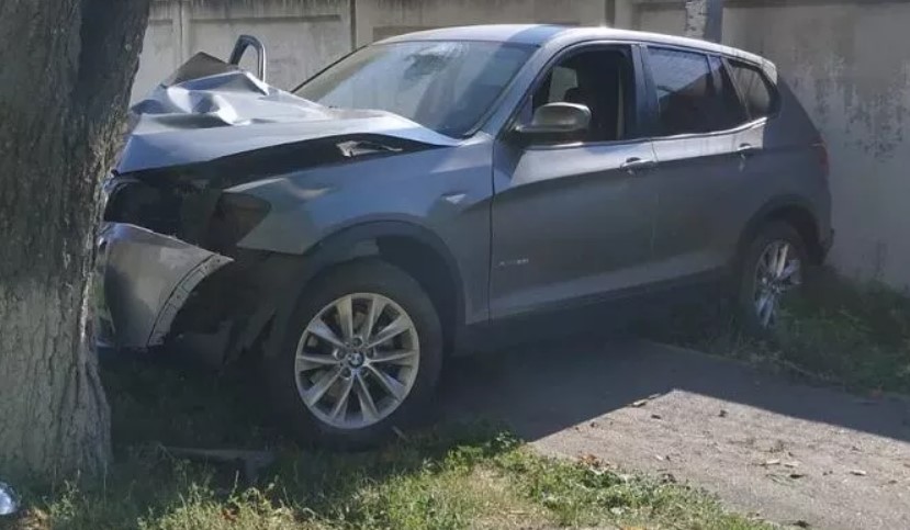 В Балаклее BMW врезался в дерево (фото)