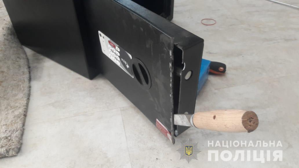 В Малой Даниловке мужчина забрался в дом и украл пять миллионов гривен
