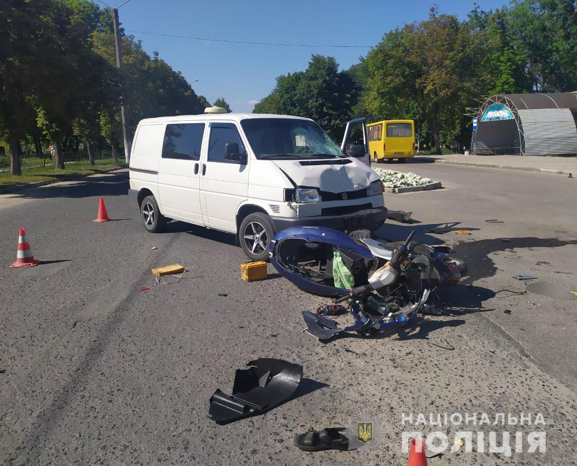 В Изюме - лобовое столкновение микроавтобуса и мопеда