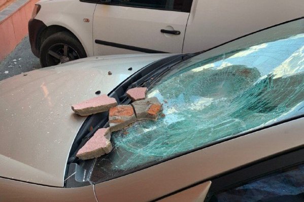 Со здания театра в Харькове упала штукатурка и разбила автомобиль