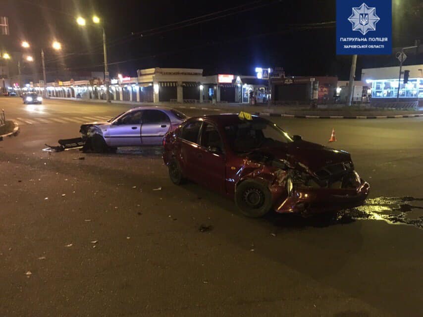 В Харькове машины не поделили пустую дорогу: есть пострадавшие (фото)