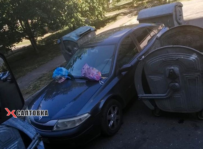 В Харькове машину забросали мусором (фото)
