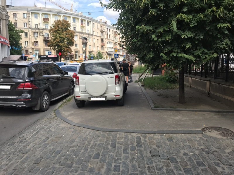 В центре Харькова припаркованная машина перегородила тротуар (фото)