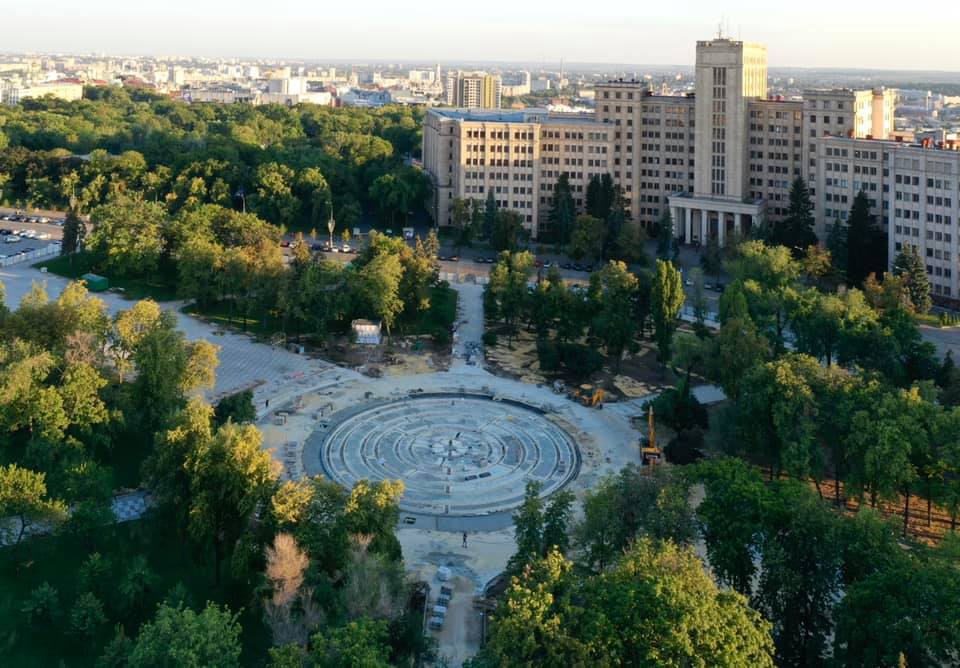 Что происходит в сквере на площади Свободы (фото)