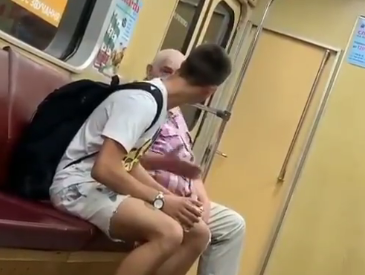 В метро произошел скандал из-за маски (видео)