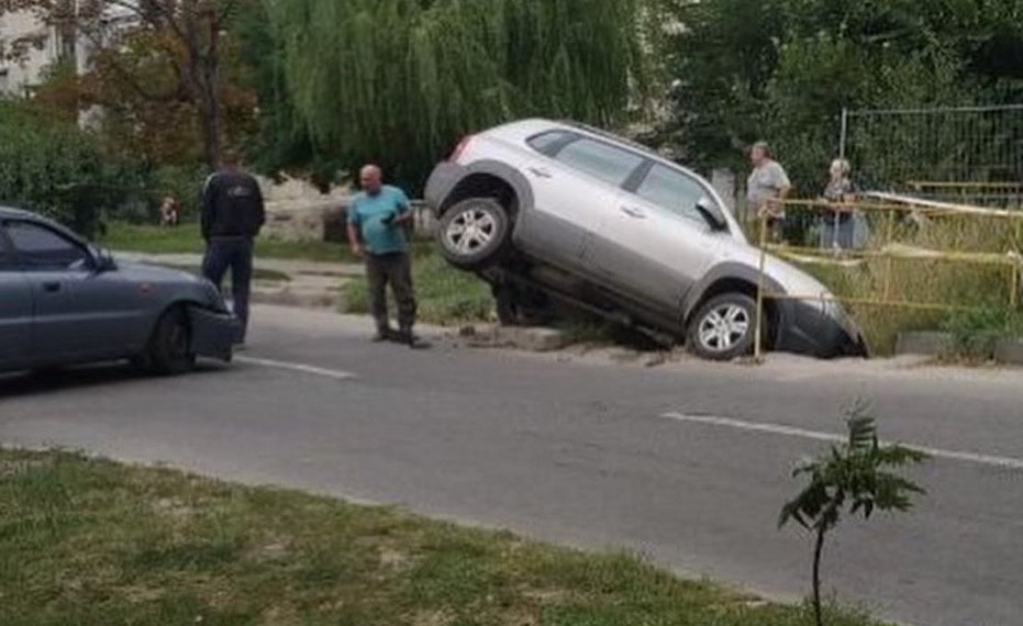 В Харькове автомобиль провалился в яму коммунальщиков (видео)