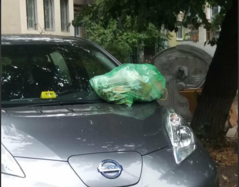 В Харькове машину забросали мусором (фото)