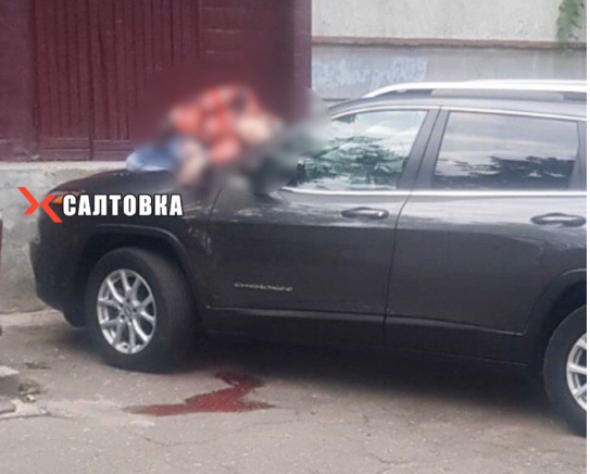 В Харькове мужчина выпал из окна на припаркованную машину (фото)